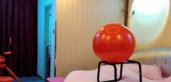 酒店情侣套房中的“圆球”有什么用？前台小妹：趁着还年轻多用用！(图2)