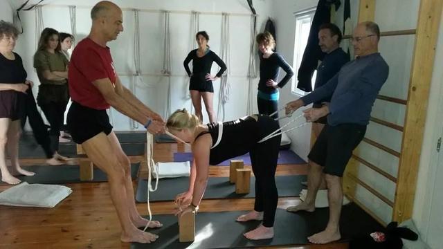 练瑜伽：伸展带的8种辅助用法！自己练习或老师上私教课都适用！(图2)