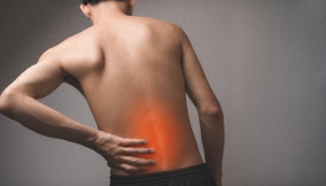 后背酸痛只是因为累了？别大意5种病会引起后背经常疼要关注(图1)