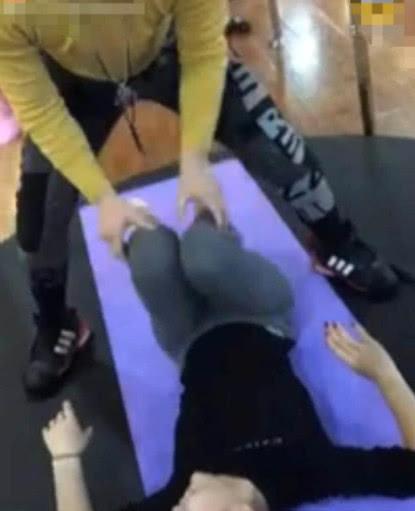 银河娱乐健身教练帮助女学员连瑜伽 不料却做出这动作 网友 不要脸(图2)