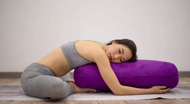 分享一组舒缓的阴瑜伽动作拉伸肢体放松心情减压助眠(图1)