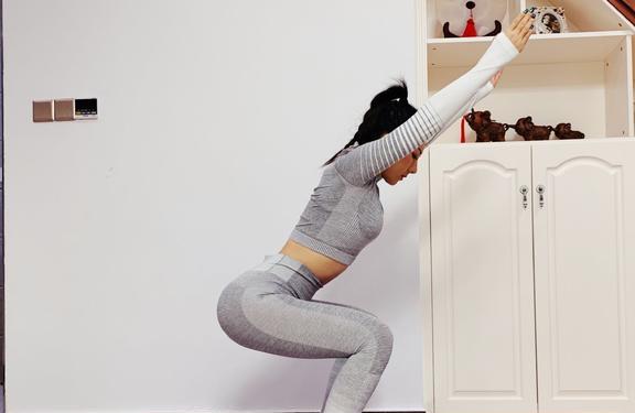 银河娱乐90后健身达人Claire闲在家中锻炼瑜伽初学者就要多做拉伸动作(图1)