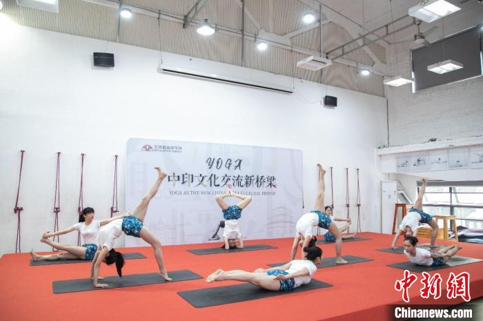 银河娱乐澳门娱乐网站中国首家馆藏级瑜伽图书馆在广州成立(图1)