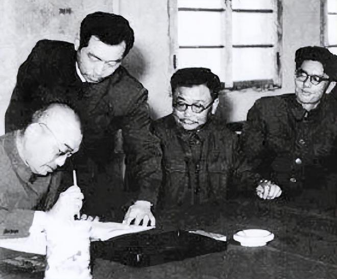 1951年5名美谈判专家现身朝鲜主席亲点一人：他吵架从没输过(图16)