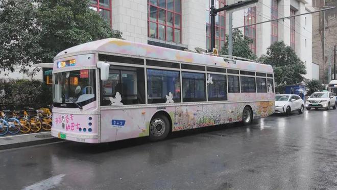 银河娱乐澳门娱乐网站粉粉嫩嫩惹人爱！上海街头惊现“开往春天的巴士”(图1)
