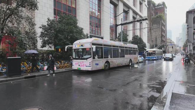 银河娱乐澳门娱乐网站粉粉嫩嫩惹人爱！上海街头惊现“开往春天的巴士”(图3)