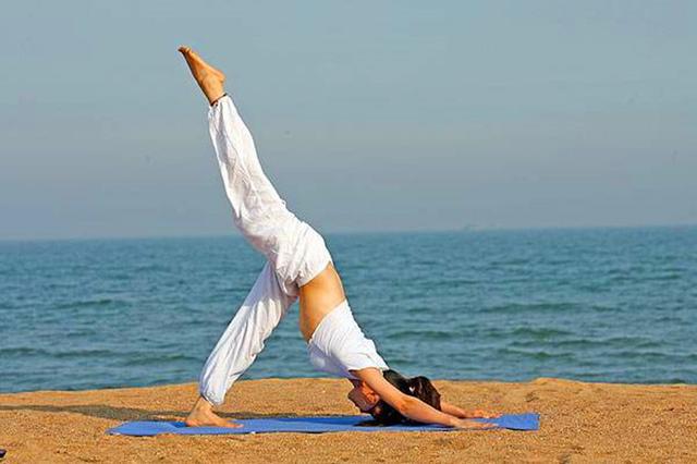 银河娱乐澳门娱乐网站5个瑜伽训练体式帮你紧致腿部肌肉练出又细又长的大腿(图1)