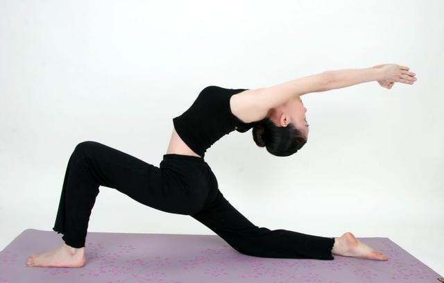 坚持进行瑜伽运动帮你塑造翘臀提升气质缓解生活压力(图1)