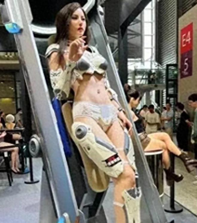 上海硅胶娃娃模型展因太像真人过于遭女性质疑：不尊重(图2)